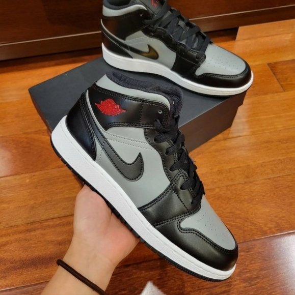 New Nike Air Jordan 1 Mid "Shadow" Kids Sneakers - Picture 6 of 10